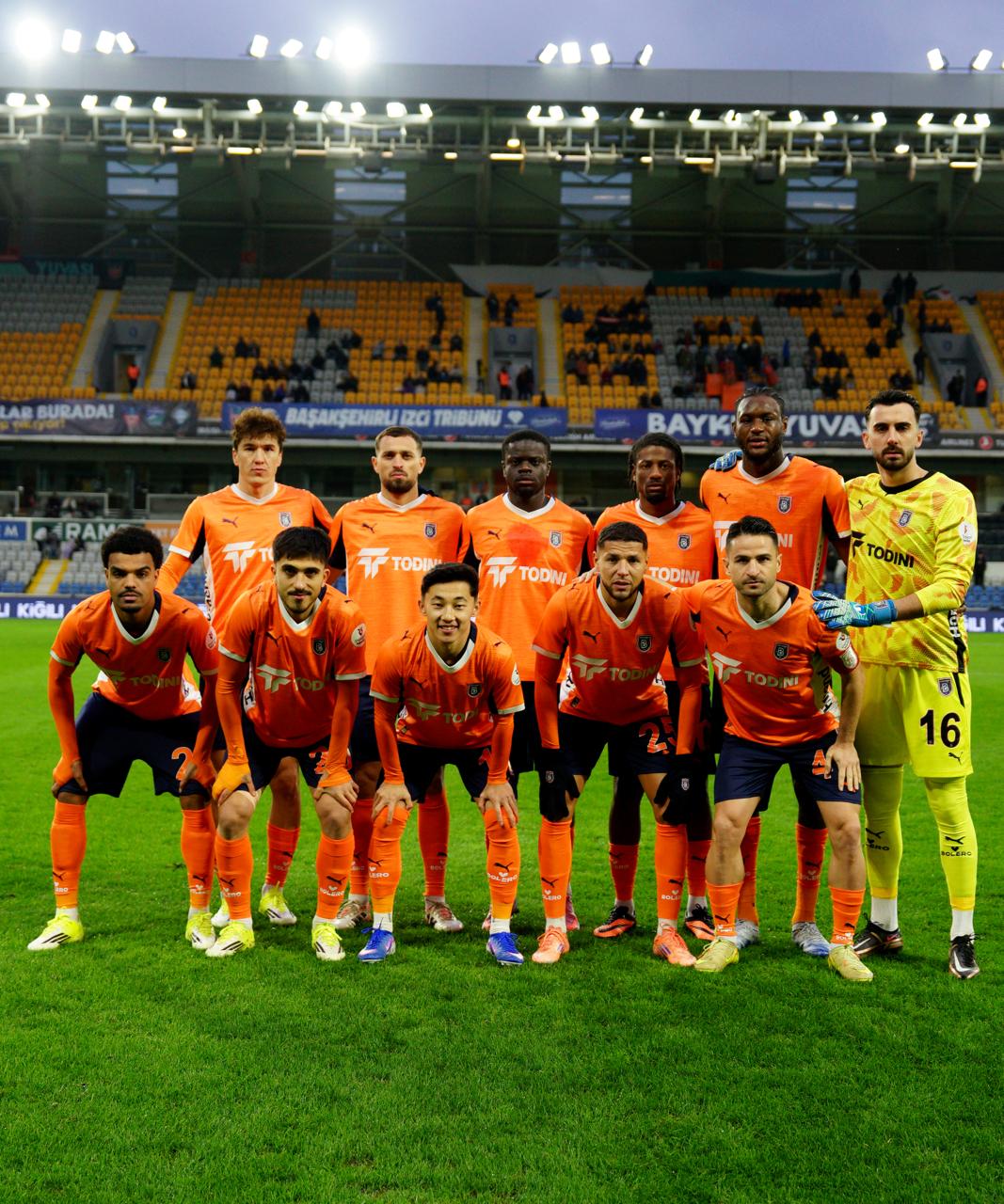 Trendyol Süper Lig'de ikinci yarının ilk maçında Fatih Karagümrük'ü yenen Başakşehir gözünü üst sıralara dikti