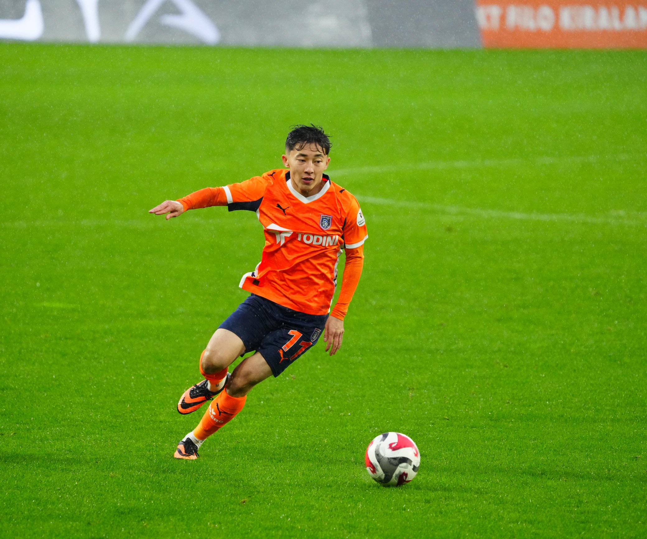 Trendyol Süper Lig'de Başakşehir, Çaykur Rizespor ile 2-2 berabere kalarak yenilmezliğini 7 maça yükseltti