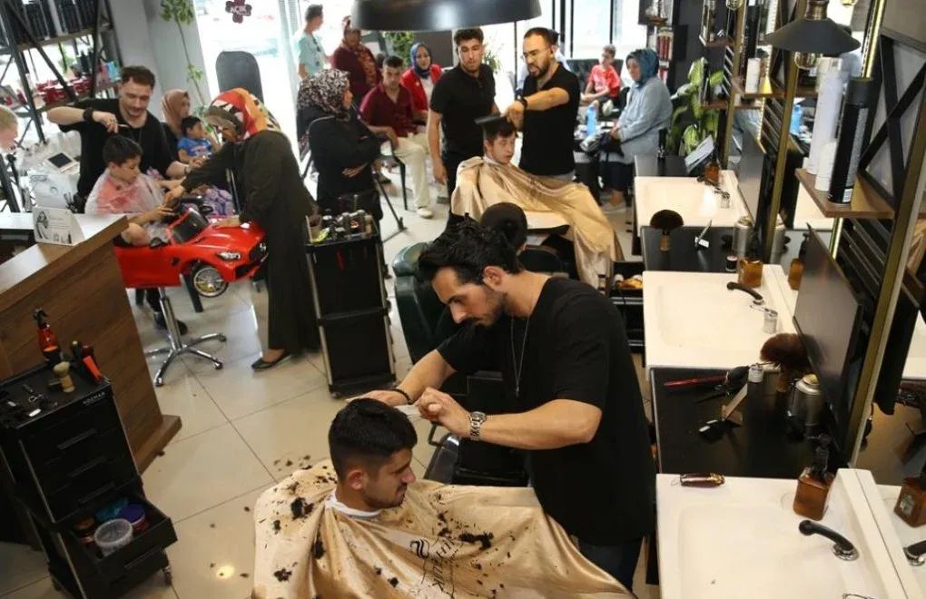 İstanbul Berberler Odası’nın son zammıyla saç-sakal tıraşının fiyatı 800 TL oldu. Vatandaşlar zamma büyük tepki gösterdi