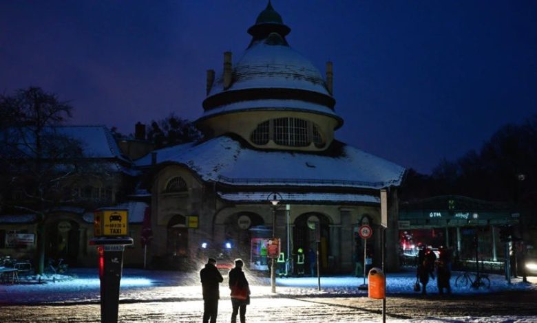 Almanya'nın başkenti Berlin'de yapılan sabotaj sonucu yaklaşık 100 bin kişi elektriksiz ve ısıtmadan yoksun kaldı