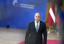 Bulgaristan erken seçim sürecine girerken, Cumhurbaşkanı Rumen Radev’den ülke siyasetini sarsan bir karar geldi.