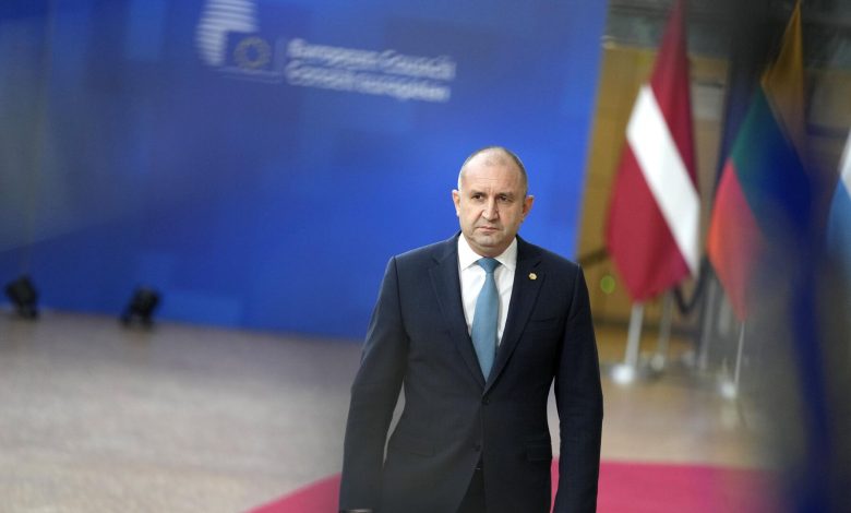Bulgaristan erken seçim sürecine girerken, Cumhurbaşkanı Rumen Radev’den ülke siyasetini sarsan bir karar geldi.