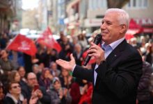 Bursa Büyükşehir Belediye Başkanı Mustafa Bozbey’in vatandaşlarla buluştuğu programda saldırı girişimi yaşandı.
