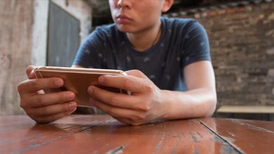 15 yaş altına sosyal medyada kimlik şartı geliyor 11 Aile ve Sosyal Hizmetler Bakanı Mahinur Özdemir Göktaş, 15 yaş altındaki çocukların sosyal medya ve oyun platformlarına kimlik doğrulaması olmadan erişemeyeceğini açıkladı.