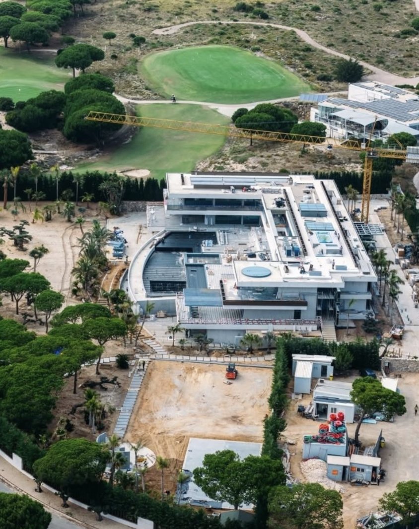 5 Şubat'ta 41 yaşına basacak dünyaca ünlü futbolcu Cristiano Ronaldo, ülkesi Portekiz'de 35 milyon Euro'ya adeta bir saray inşa ettirdi