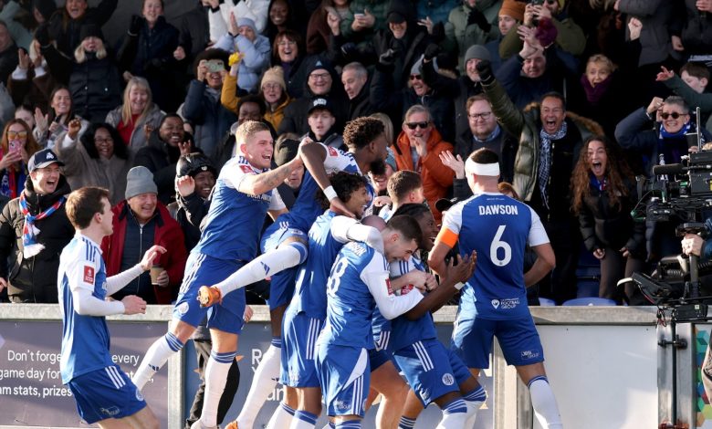 İngiltere'de Crystal Palace'a kupa şoku 1 İngiltere'de Crystal Palace, son şampiyonu olduğu Federasyon Kupası'nda 6. lig takımı Macclesfield'a yenilerek elendi