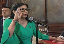 Venezuela Devlet Başkanı Nicolas Maduro ve eşinin ABD operasyonuyla ülke dışına çıkarılmasının ardından başlayan geçici yönetim süreci resmileşti.