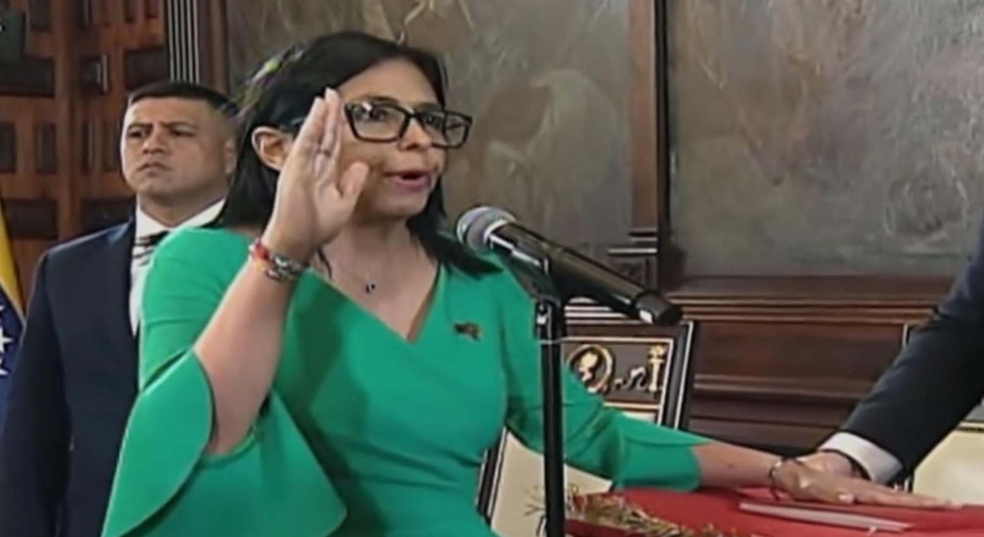 Venezuela Devlet Başkanı Nicolas Maduro ve eşinin ABD operasyonuyla ülke dışına çıkarılmasının ardından başlayan geçici yönetim süreci resmileşti.