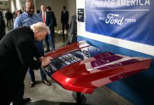 ABD Başkanı Donald Trump, Ford fabrikasını ziyareti sırasında kendisini eleştiren bir işçiye küfür ederken Grönland Başbakanı'nı da tehdit etti