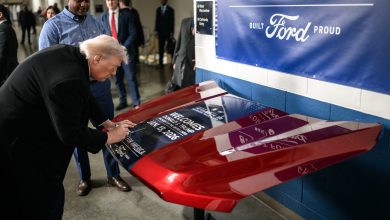 ABD Başkanı Donald Trump, Ford fabrikasını ziyareti sırasında kendisini eleştiren bir işçiye küfür ederken Grönland Başbakanı'nı da tehdit etti