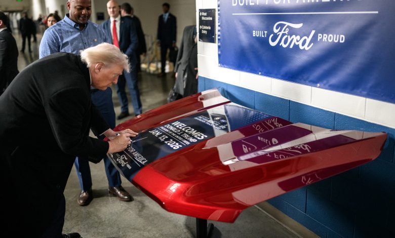 ABD Başkanı Donald Trump, Ford fabrikasını ziyareti sırasında kendisini eleştiren bir işçiye küfür ederken Grönland Başbakanı'nı da tehdit etti