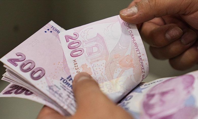 En düşük emekli aylığının 20 bin liraya yükseltilmesinin ardından, ocak ayına ilişkin maaş farklarının hesaplara yatırılacağı tarih açıklandı.