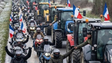 Fransa'da protesto hakları elinden alınan çiftçiler başkanlık sarayını ele geçirdi. Başkan Emmanuel Macron sığına kaçmak zorunda kaldı