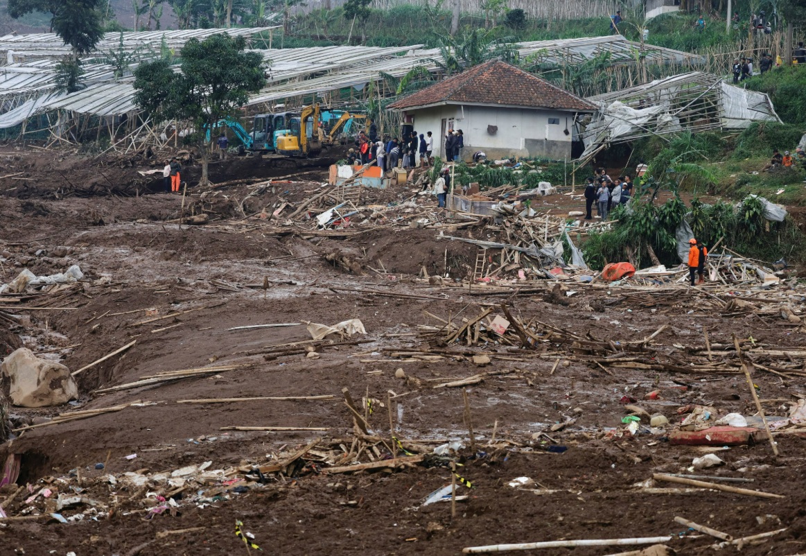 Endonezya’nın Cava Adası’nda meydana gelen 5.7 büyüklüğündeki deprem, çevre yerleşimlerde kısa süreli paniğe yol açtı.