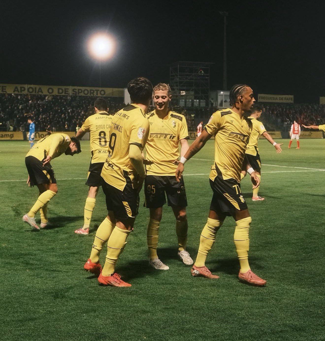 Portekiz'de köy takımı yarı finalde 1 Portekiz Kupası'nda 3. Lig ekibi Fafe, Braga'yı 2-1 yenerek kulüp tarihinde 1979'dan bu yana ilk kez yarı finale yükseldi