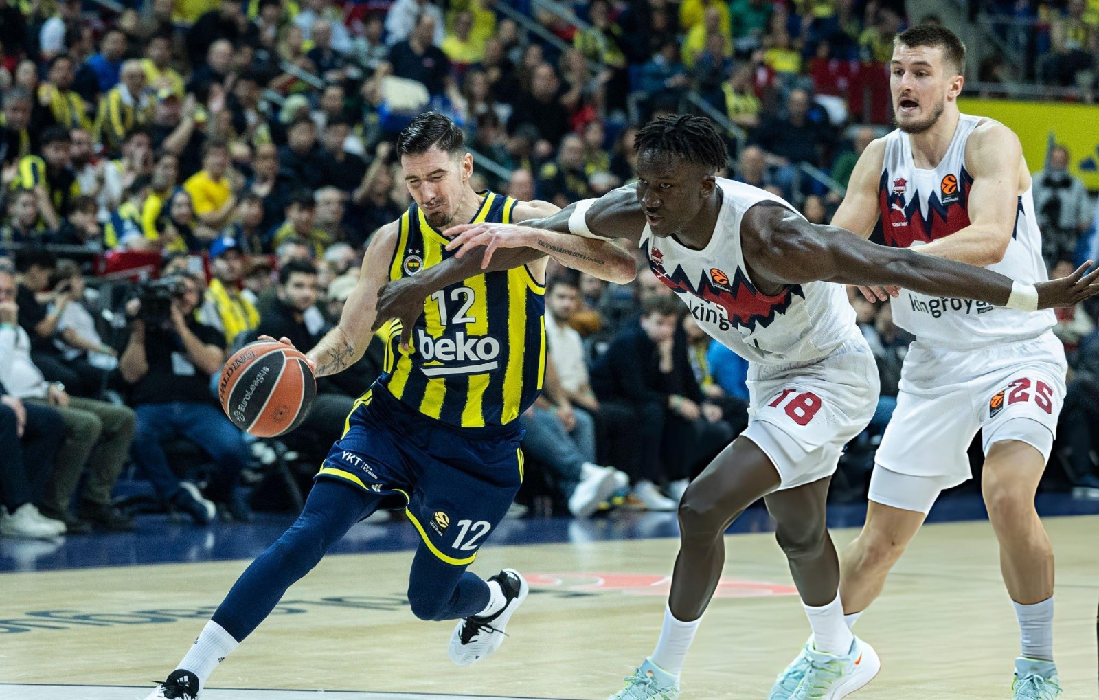 Fenerbahçe Beko, EuroLeague'da tam gaz 1 Fenerbahçe Beko, EuroLeague'de İspanya'nın Baskonia takımını yenerek son 8 maçında 7. galibiyetini elde etti