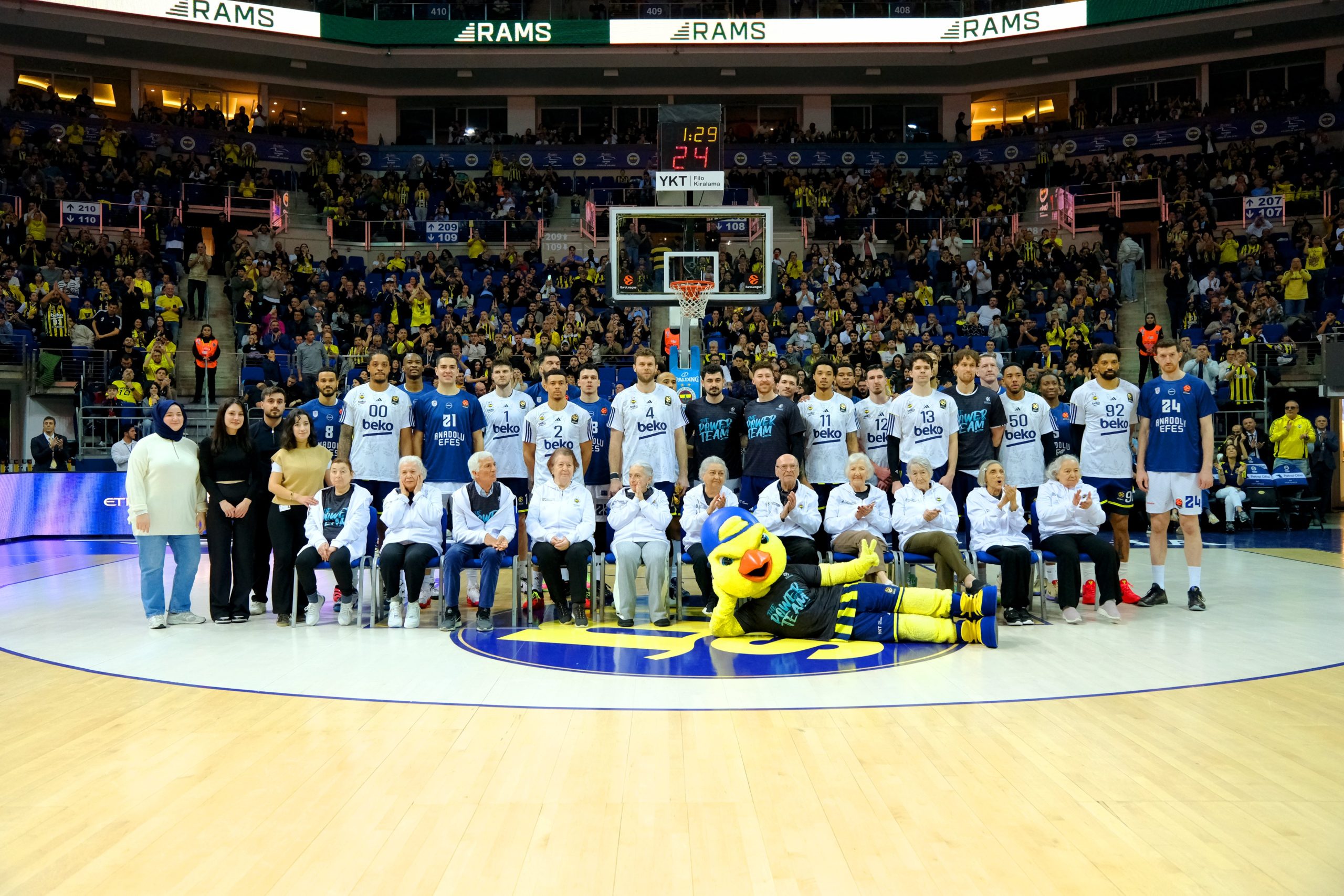 Basketbol EuroLeague'de son şampiyon Fenerbahçe Beko, Anadolu Efes'i parkeden sildi
