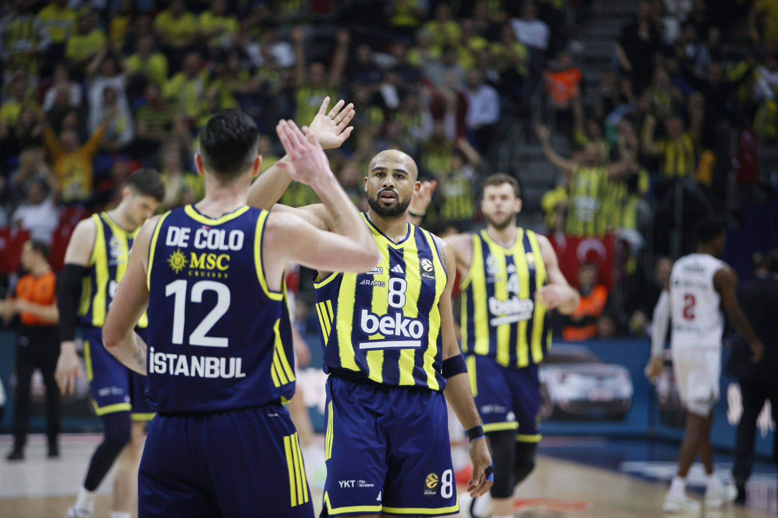 Türkiye Sigorta Basketbol Süper Ligi'nde lider Fenerbahçe Beko, Karşıyaka deplasmanında farklı galip geldi