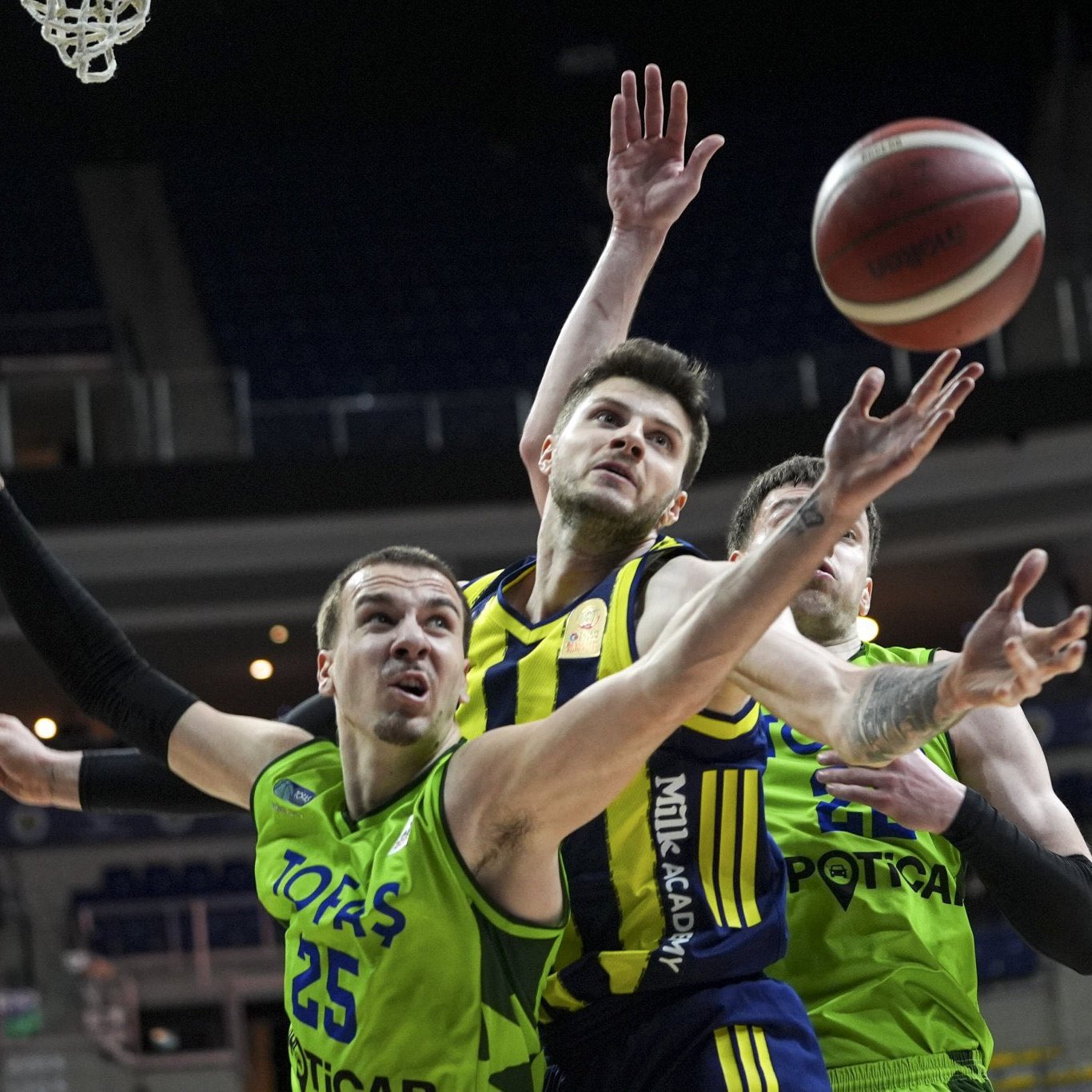 Türkiye Sigorta Basketbol Süper Ligi’nde son şampiyon Fenerbahçe Beko, TOFAŞ’ı yenerek rahat şekilde liderliğe kuruldu