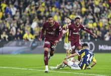 Trendyol Süper Lig'de Fenerbahçe kendi evinde Göztepe ile 1-1 berabere kalarak lider Galatasaray'ın 3 puan gerisine düştü