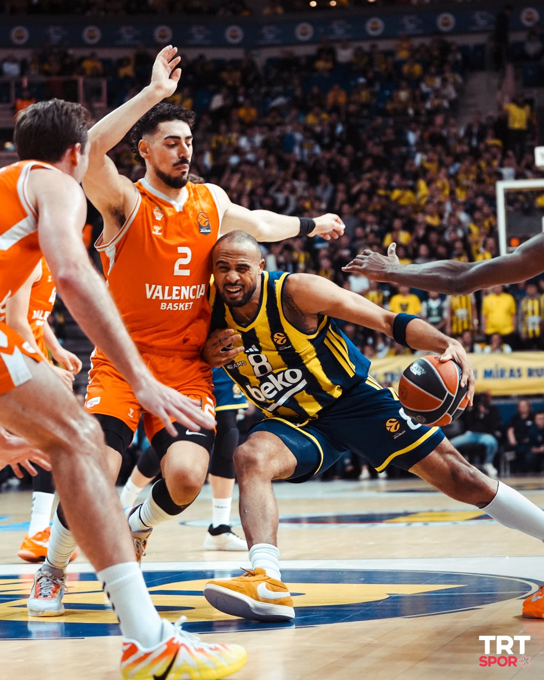 Fenerbahçe Beko, son şampiyonu olduğu EuroLeague'de Valencia'yı 82-79 yenerek 14. galibiyetini elde etti