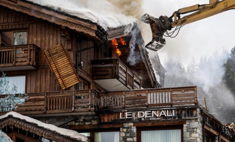 Fransa Courchevel’de bulunan beş yıldızlı Les Grandes Alpes Oteli’nde çıkan yangın nedeniyle yüzlerce kişi gece yarısı tahliye edildi.