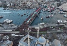 Yeni yılın ilk gününde Galata Köprüsü’nde düzenlenen Filistin’e destek eyleminde yüz binlerce kişi bir araya geldi.