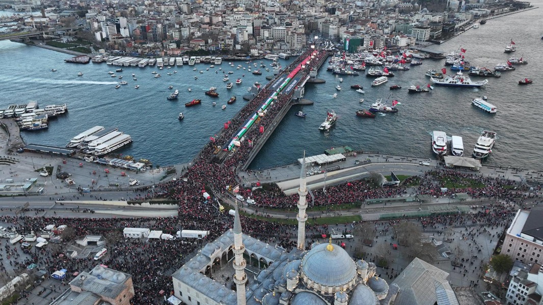 Galata Köprüsü’nde Filistin için tarihi buluşma 1 Yeni yılın ilk gününde Galata Köprüsü’nde düzenlenen Filistin’e destek eyleminde yüz binlerce kişi bir araya geldi.