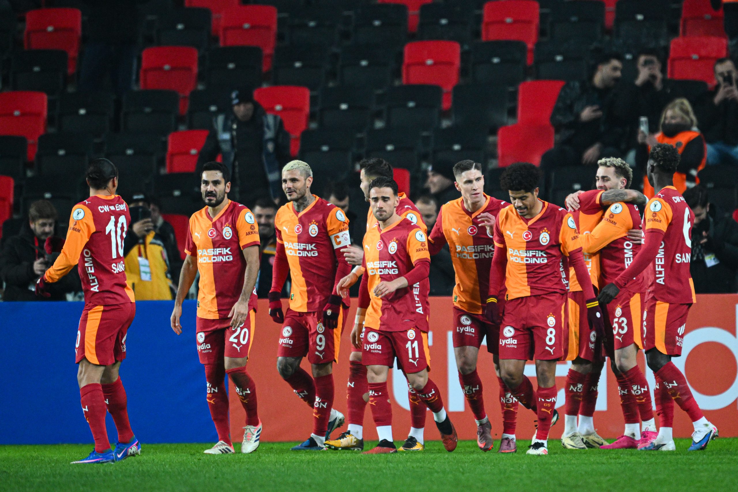 Türkiye Süper Kupa dörtlü finalinde Galatasaray, Trabzonspor’u farklı yenerek adını finale yazdırdı