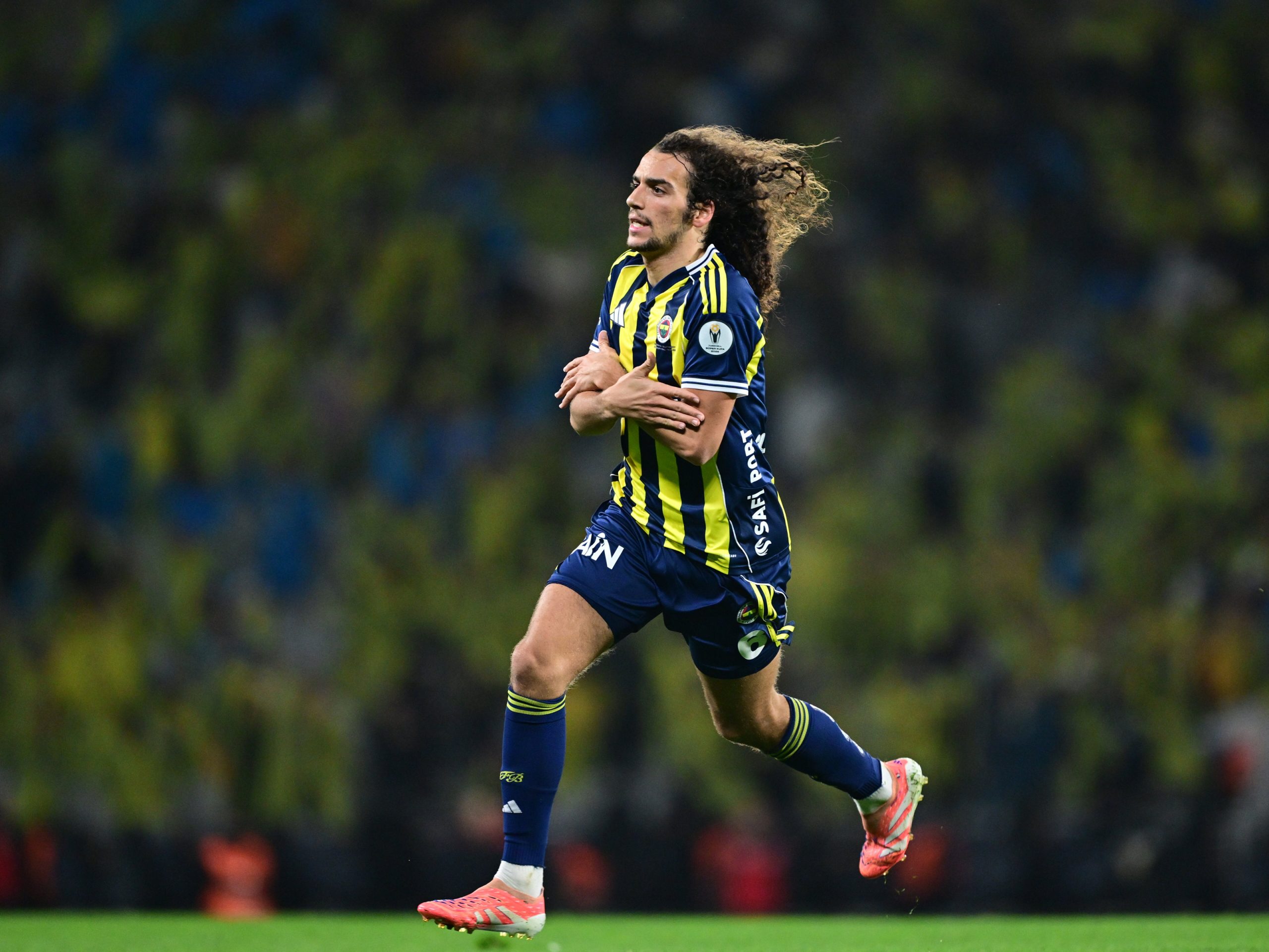 Galatasaray'ı mağlup eden Fenerbahçe, Turkcell Süper Kupa'yı 11 yıl sonra ilk kez müzesine götürdü