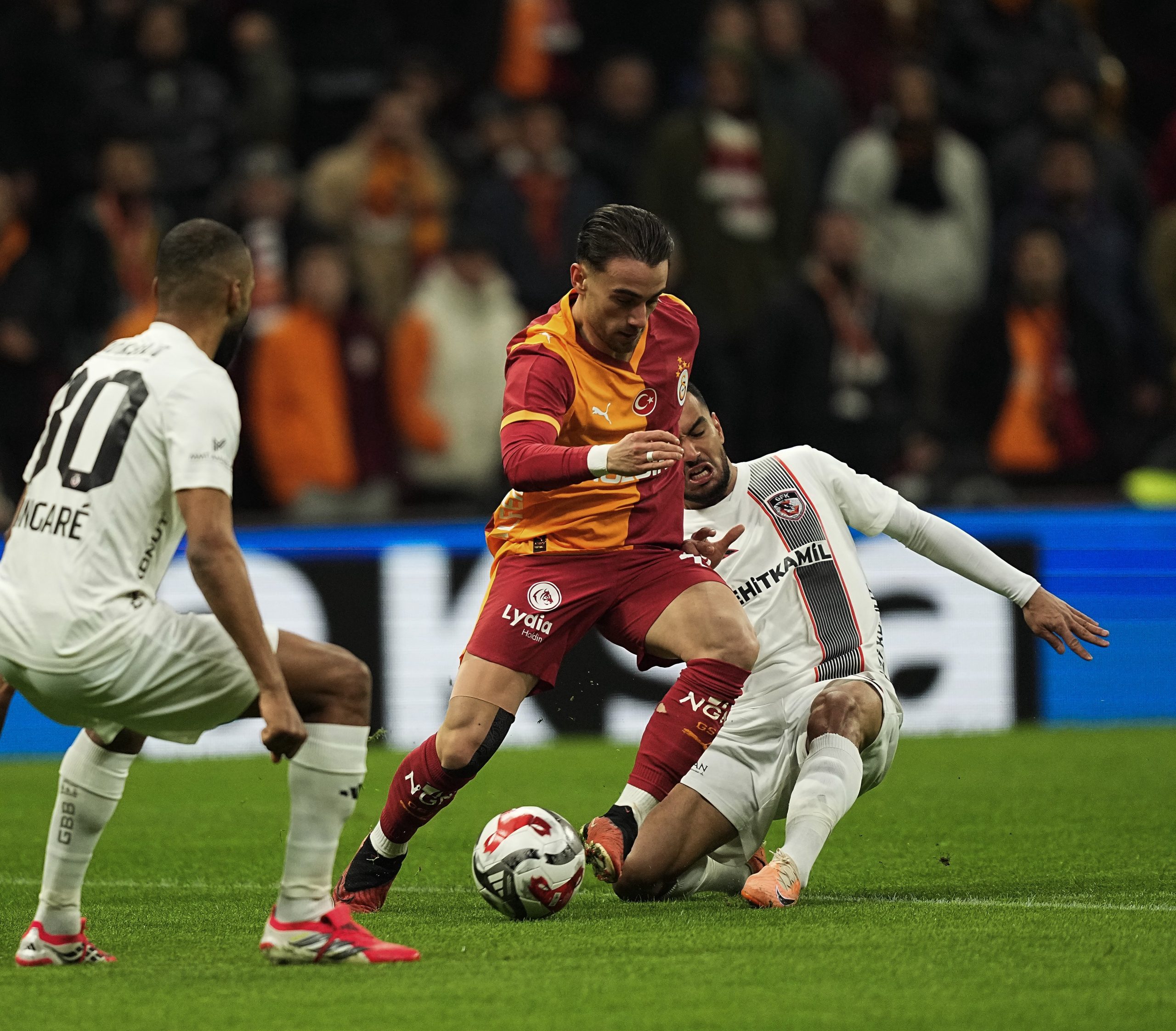 Lider Galatasaray, lider olduğu Trendyol Süper Lig'in ikinci yarısının ilk maçında kendi evinde Gaziantep FK ile 1-1 berabere kaldı
