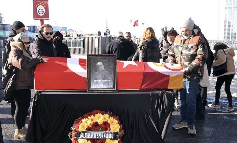 Gökmen Özdenak'a RAMS Park'ta veda 3 Vefatıyla tüm spor camiasını yasa boğan Galatasaray'ın eski milli futbolcusu ve spor yazarı Gökmen Özdenak için tören düzenlendi