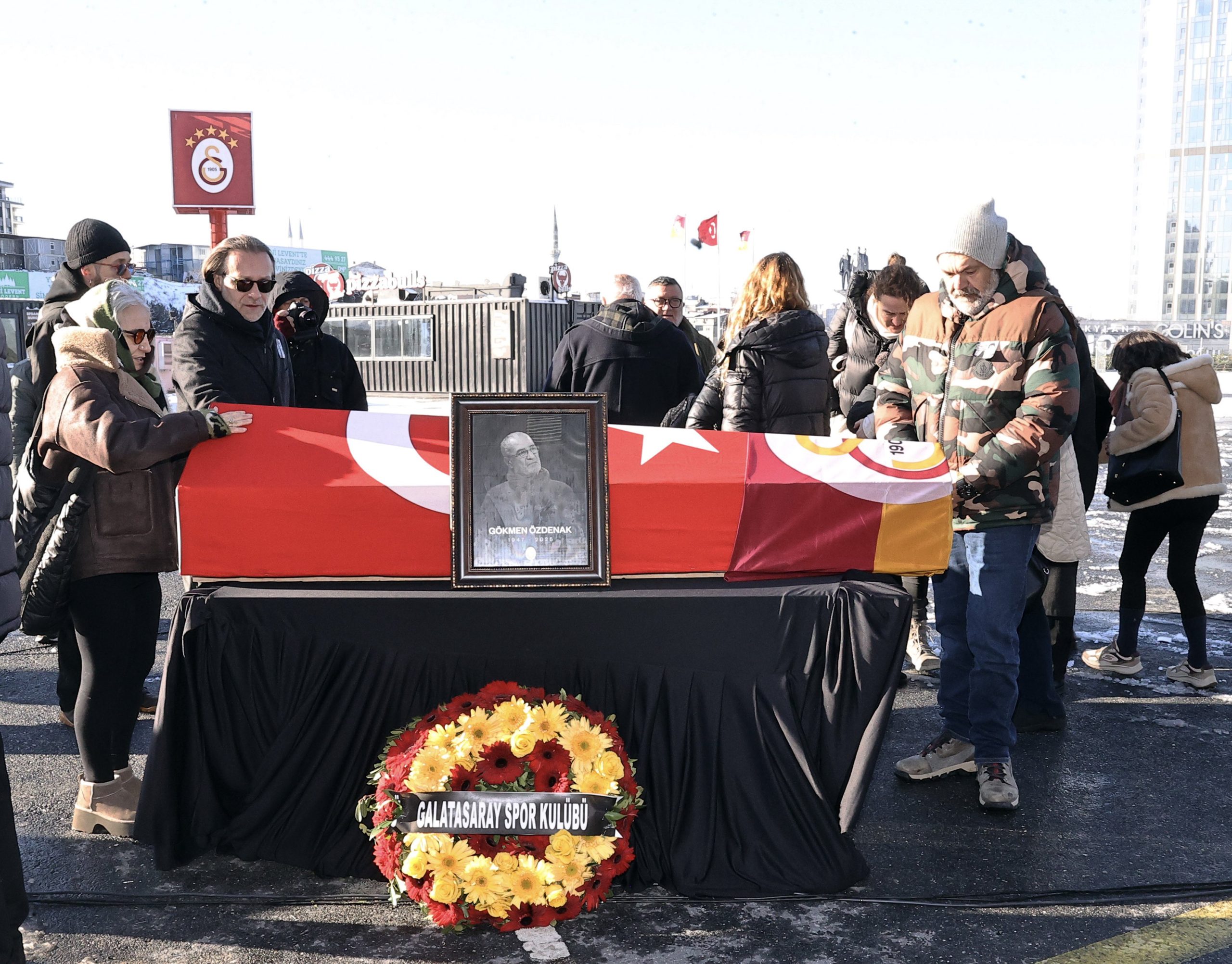 Vefatıyla tüm spor camiasını yasa boğan Galatasaray'ın eski milli futbolcusu ve spor yazarı Gökmen Özdenak için tören düzenlendi