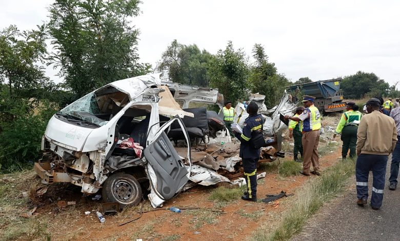 Güney Afrika’nın Gauteng eyaletinde sabah saatlerinde meydana gelen kazada, okul servisi ile kamyon çarpıştı.