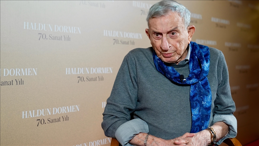 Türk tiyatrosunun usta isimlerinden Haldun Dormen, 97 yaşında yaşamını yitirdi. Dormen’in gelini gazeteci Ayşe Arman, acı haberi sosyal medya hesabından duyurdu.