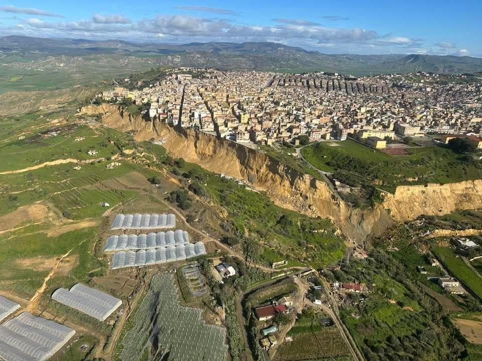 İtalya'da heyelan dehşeti 1 İtalya'da heyelan 30 bin nüfuslu Niscemi kasabasını adeta yuttu. Bölgeyi yaklaşık bin kişi terk etti