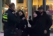 Hollanda Utrecht’te bir polisin iki Müslüman kadına tekme ve copla müdahale ettiği görüntüler sosyal medyada infial yarattı.
