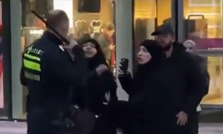 Hollanda Utrecht’te bir polisin iki Müslüman kadına tekme ve copla müdahale ettiği görüntüler sosyal medyada infial yarattı.