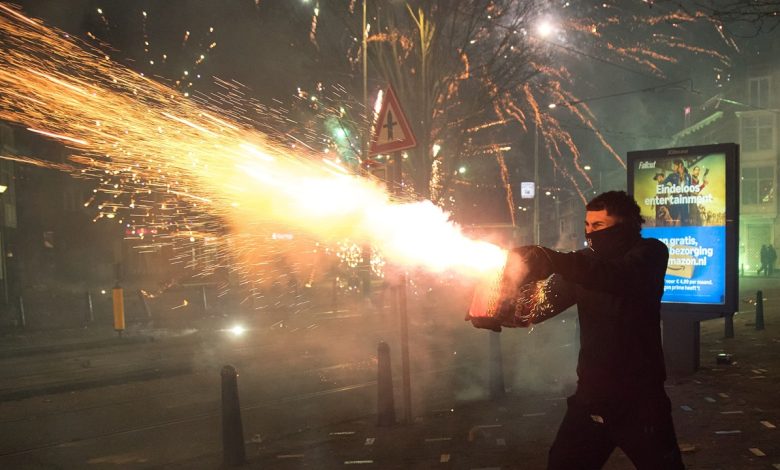 Hollanda'da yılbaşı gecesi 16 ve 18 yaşındaki iki Suriyeli gencin hayatını kaybettiği silahlı saldırıyla bağlantılı bir şüpheli gözaltına alındı.