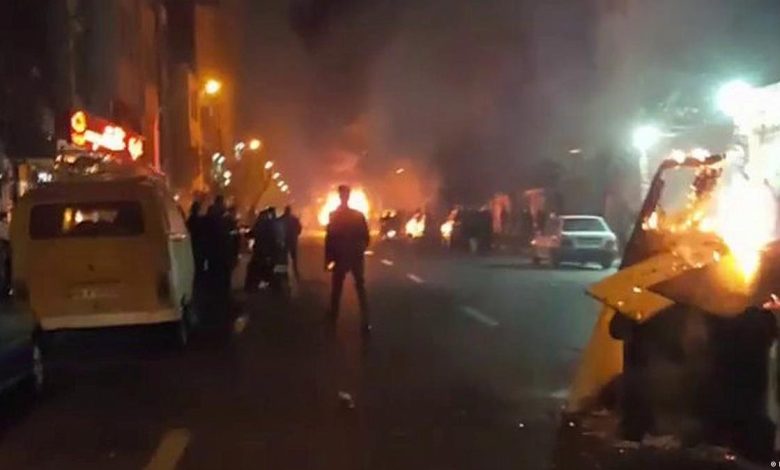 İran'da savcı yakılarak öldürüldü 10 İran'da protestolar sırasında savcı Ali Ekber Hüzeyinzade içinde bulunduğu konteynerin ateşe verilmesi sonucu yanarak hayatını kaybetti