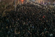 İran'da protestocular, başkent Tahran'da çok sayıda kamu binası, ulaşım aracı ve Al-Rasool Camii'ni ateşe verirken güvenlik güçleri geri çekiliyor