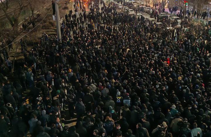 İran alev alev yanıyor 9 İran'da protestocular, başkent Tahran'da çok sayıda kamu binası, ulaşım aracı ve Al-Rasool Camii'ni ateşe verirken güvenlik güçleri geri çekiliyor