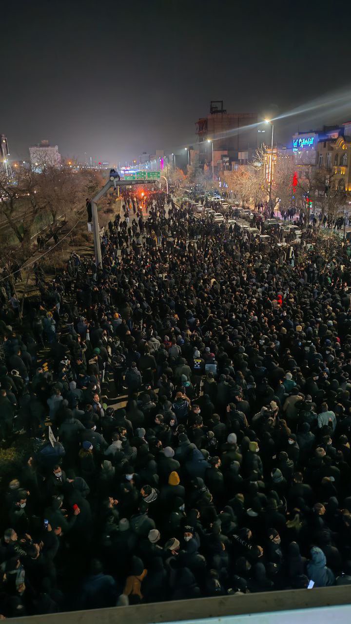 İran'da protestocular, başkent Tahran'da çok sayıda kamu binası, ulaşım aracı ve Al-Rasool Camii'ni ateşe verirken güvenlik güçleri geri çekiliyor