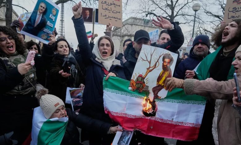 İran'ın başkenti Tahran'da 1 milyonu aşkın insan sokaklara çıkarken CBS News'a göre toplam ölü sayısı 20 bine ulaştı