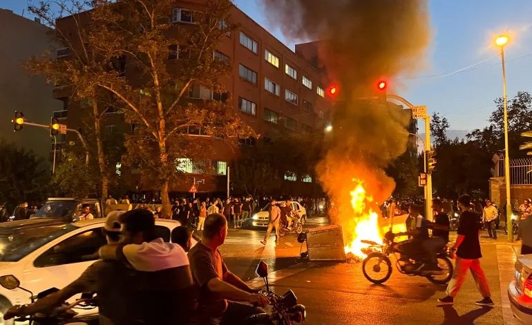 İran’da ekonomik krizle başlayan protestolar ülke geneline yayılırken, güvenlik güçlerinin sert müdahalesi can kaybını artırdı.