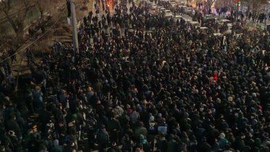 İran’da elektrik internet ve telefon kesintilerine karşın milyonlarca kişi protesto gösterileri için sokaktaydı