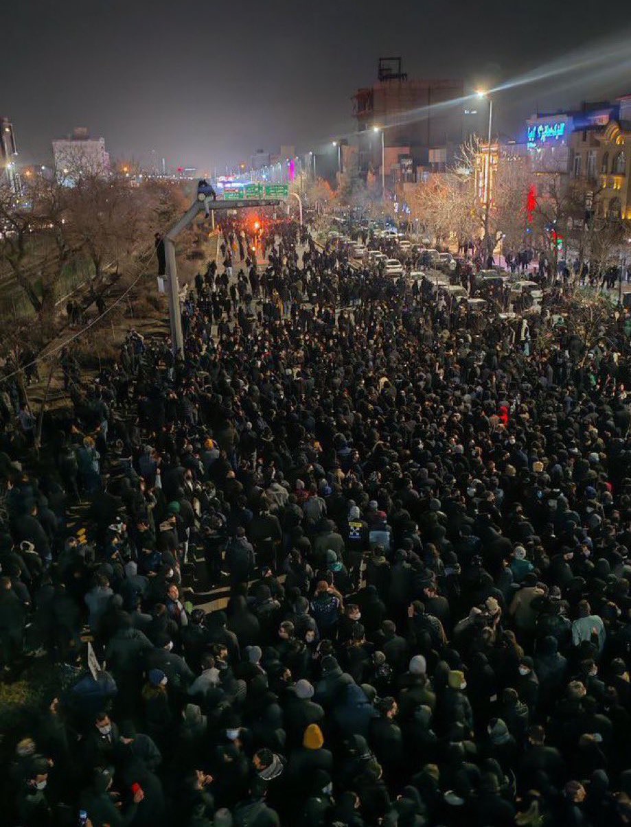 İran’da elektrik internet ve telefon kesintilerine karşın milyonlarca kişi protesto gösterileri için sokaktaydı