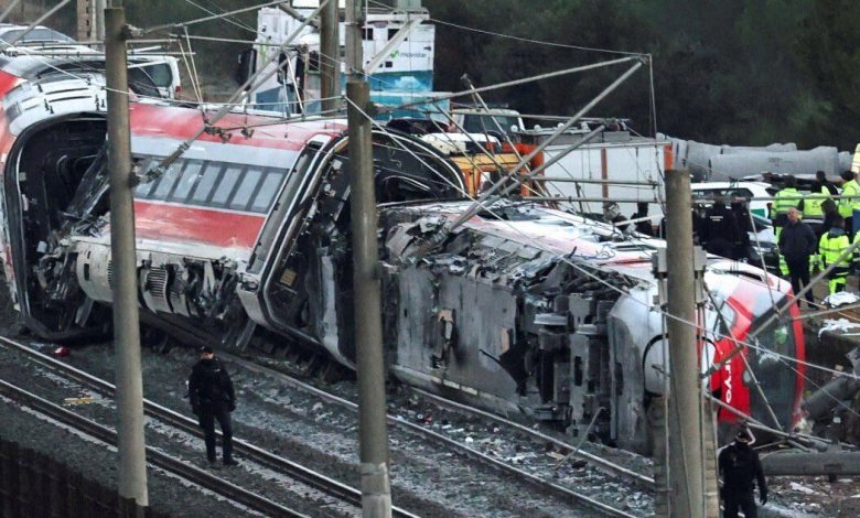 İspanya’nın Cordoba kenti yakınlarında iki hızlı trenin karıştığı kazada 39 kişi yaşamını yitirdi