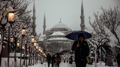 İstanbul’da lodosun ardından hava sertleşiyor. AKOM, Pazar günü karla karışık yağmur, Pazartesi günü ise kuvvetli kar yağışı uyarısı yaptı.