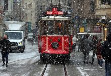 İstanbul Valiliği, sıcaklıkların düşmesi ve yerel olarak kuvvetli yağış beklentisi nedeniyle kent genelinde yarın eğitime ara verildiğini duyurdu.